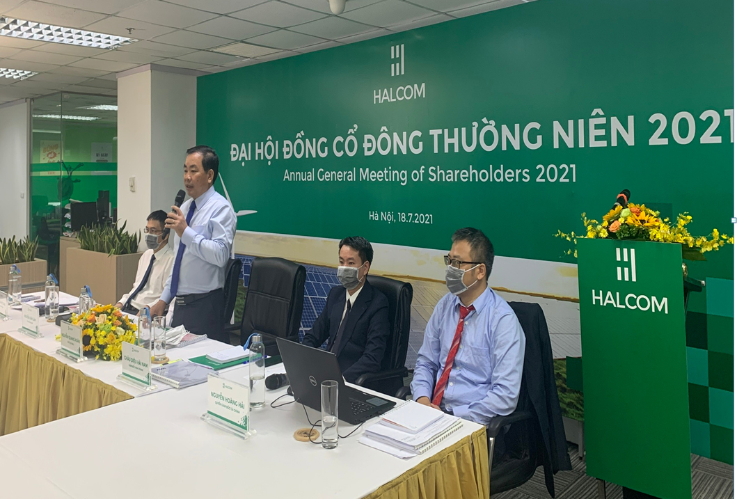 Ông Nguyễn Quang Huân – Chủ tịch HĐQT Công ty CP Halcom Việt Nam cùng đoàn chủ tịch giải đáp thắc mắc của cổ đông tham dự trực tuyến