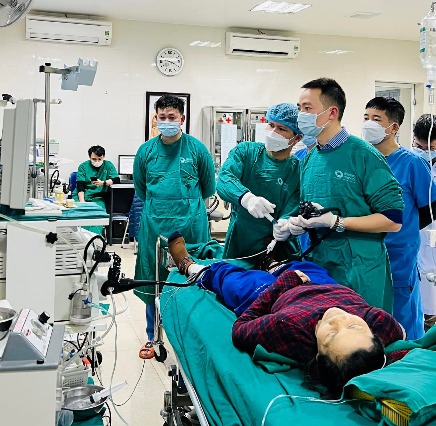 Bác sĩ Trần Đức Cảnh thực hiện kỹ thuật nội soi cho bệnh nhân