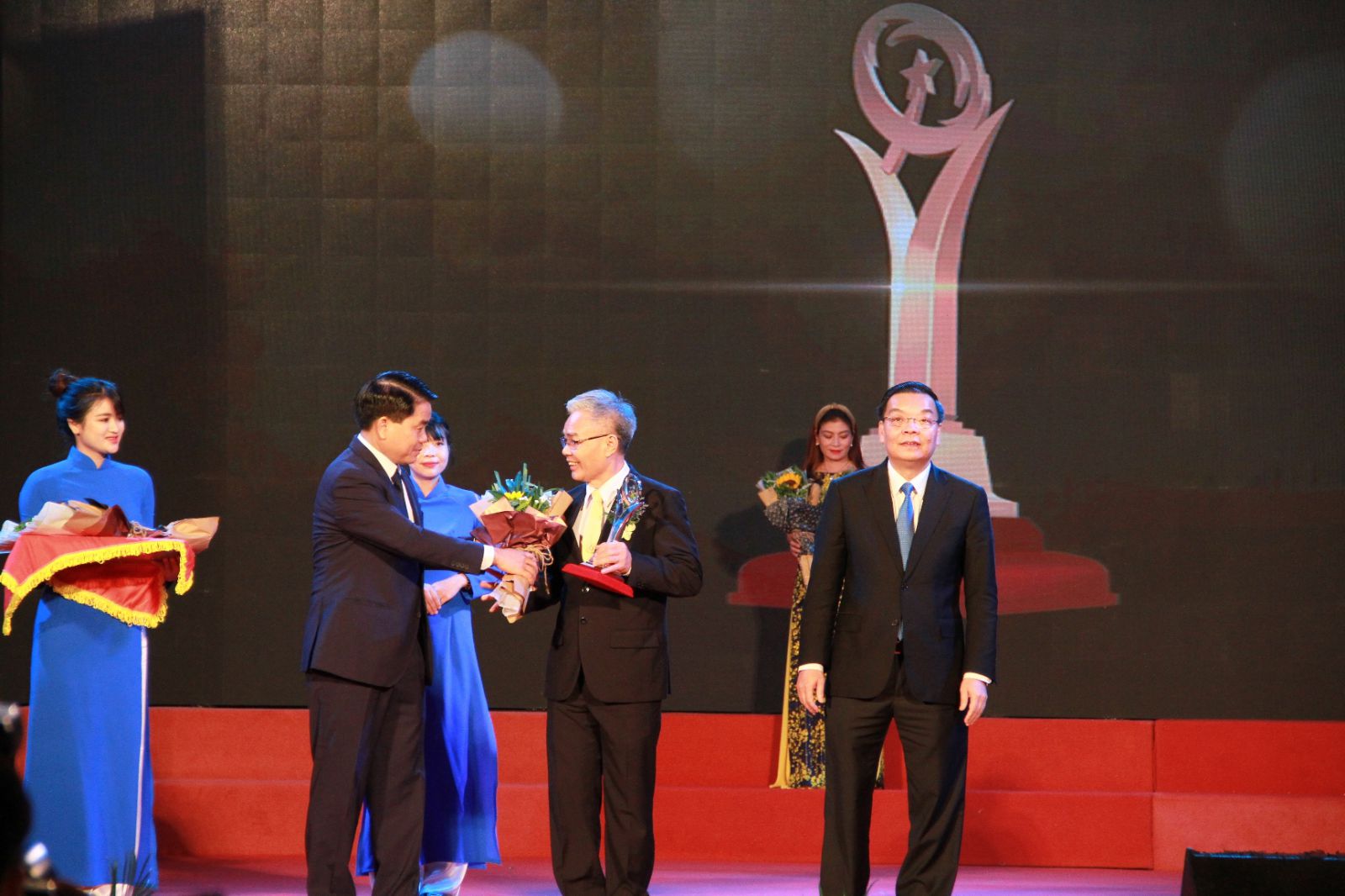Ông Kiều Minh Lực (người đứng giữa) – Phó Tổng Giám đốc C.P.Việt Nam, đại diện ngành chăn nuôi heo giống nhận giải thưởng VNQA