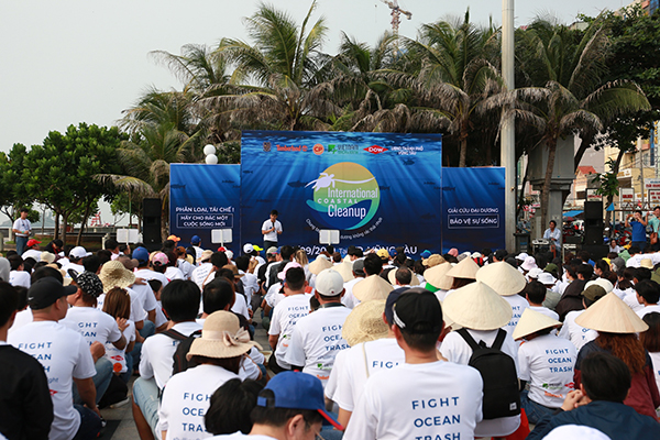 Các tình nguyện viên lắng nghe phổ biến về cách phân loại rác thải từ BTC Việt Nam Sạch và Xanh.