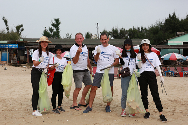 Tình nguyện viên công ty CPV và công ty Timberland háo hức tham gia dọn rác tạip/bãi biển Vũng Tàu.
