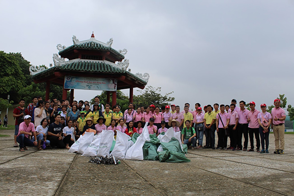 Các tình nguyện viên CPVp/tại Huế chụp ảnh lưu niệm sau khi dọn sạch rác bên bờ sông Hương.