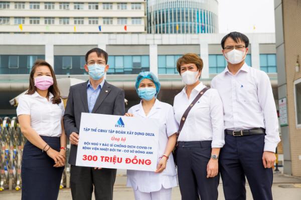 Bà Lê Thu Thủy Phó chủ tịch công đoàn tập đoàn xây dựng DELTA trao tặng 300 triệu đồng cho Bệnh viện Nhiệt đới Trung ương – cs Đông Anh Hà Nội