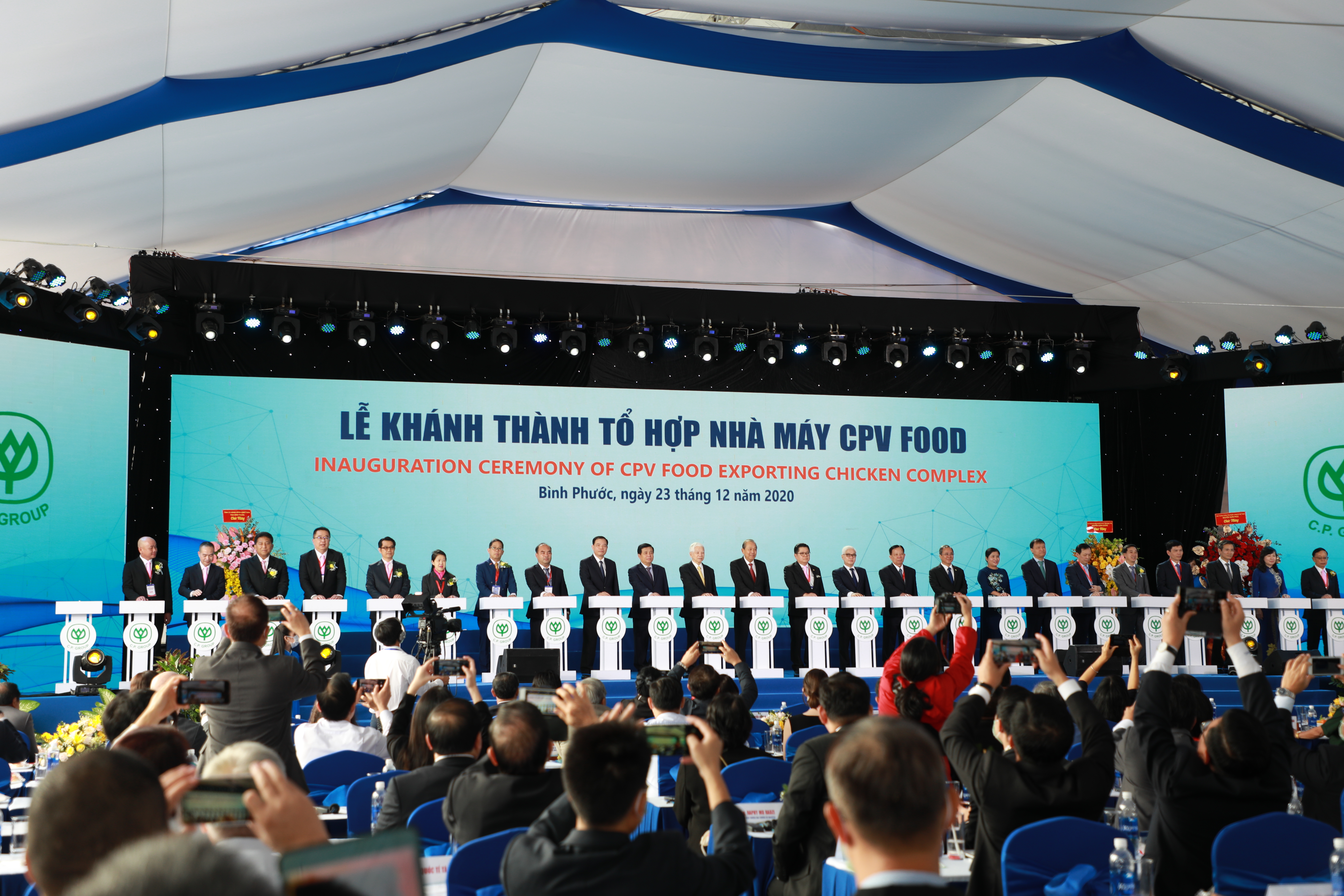 Các đại biểu bấm nút khánh thành tổ hợp nhà máy CPV FOOD tại Bình Phước