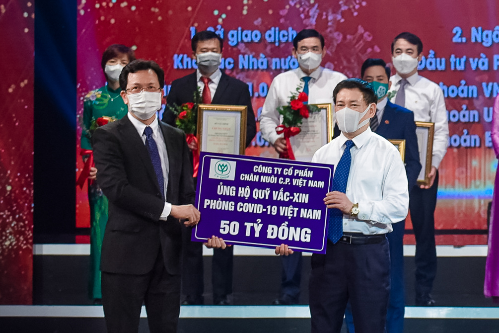 Ông Vũ Anh Tuấn (Đại diện CPV) trao biểu trưng ủng hộ Quỹ Vắc-xin Phòng Covi-19 Việt Nam 50 tỷ đồng