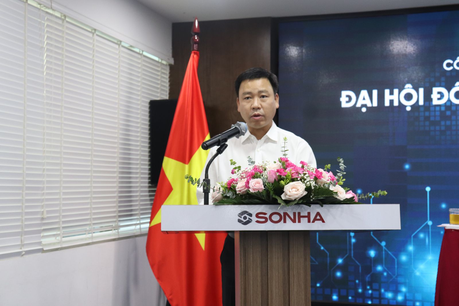 Ông Lê Vĩnh Sơn - Chủ tịch HĐQT công ty SHE phát biểu tại đại hội