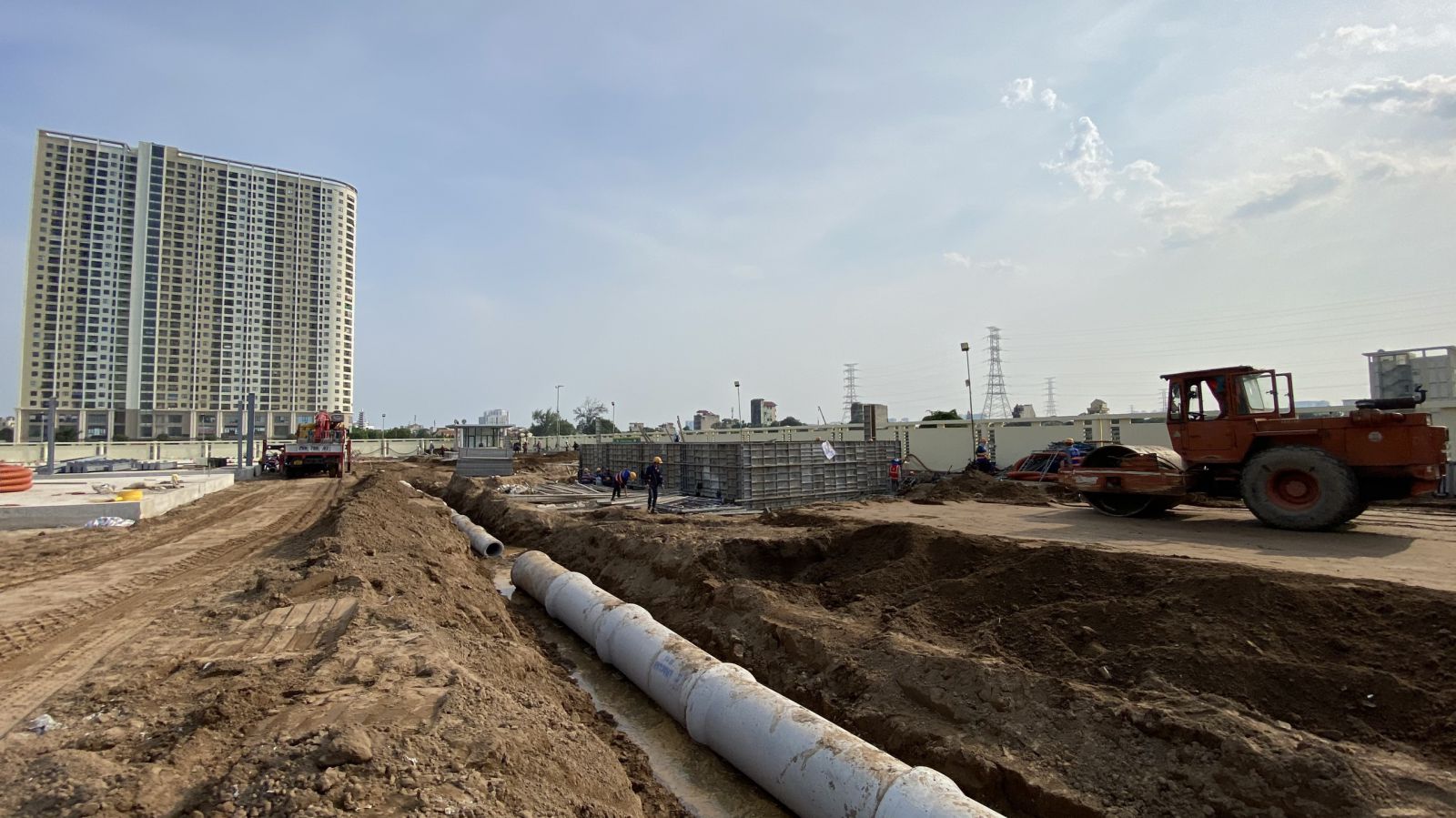  UBND thành phố đã chỉ đạo UBND quận Hoàng Mai đẩy nhanh tiến độ giải phóng mặt bằng dự án xây dựng hạ tầng kỹ thuật khu đất đấu giá xây dựng nhà ở tại phường Yên Sở để mở đường vào bệnh viện dã chiến.