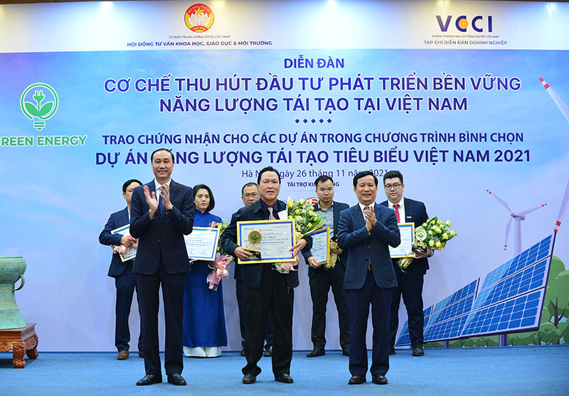 Ông Trương Sỹ Hùng - Đại diện Công ty cổ phần Tập đoàn Sao Mai nhận Chứng nhận dự án năng lượng tái tạo tiêu biểu Việt Nam năm 2021