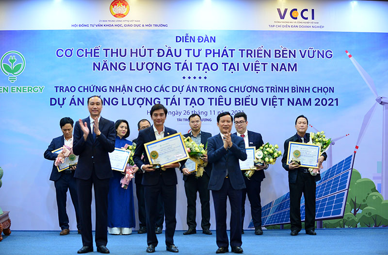 Ông Đào Hải Linh - Phó Tổng giám đốc Công ty TNHH đầu tư Thương mại và xây dựng Phương anh nhận chứng nhận Top dự án Năng lượng tái tạo tiêu biểu 2021