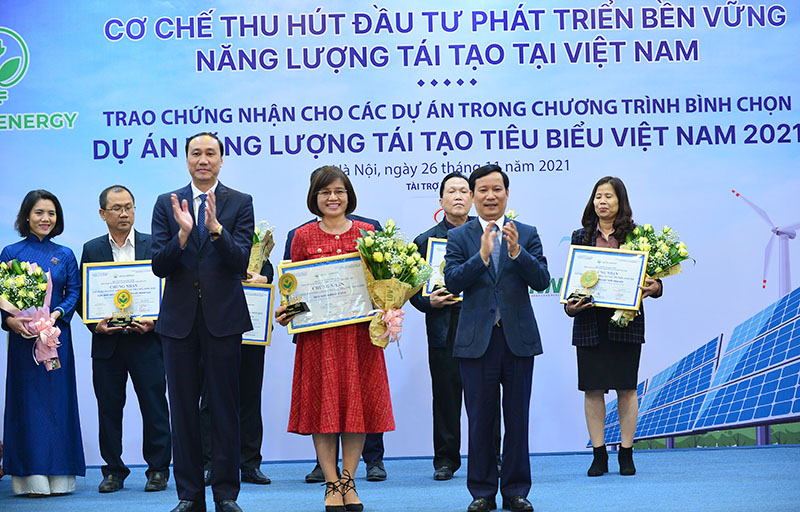 Bà Đào Thị Thanh Hiền - phó Chủ tịch HĐQT Công ty Cp Tập đoàn Trường Thành Việt Nam nhận Top 10 dự án Năng lượng tái tạo Tiêu Biểu 2021