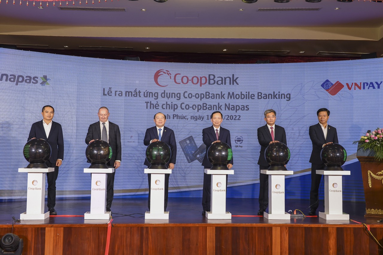 Các đại biểu thực hiện nghi thức ra mắt ứng dụng Ngân hàng số Co-opBank Mobile