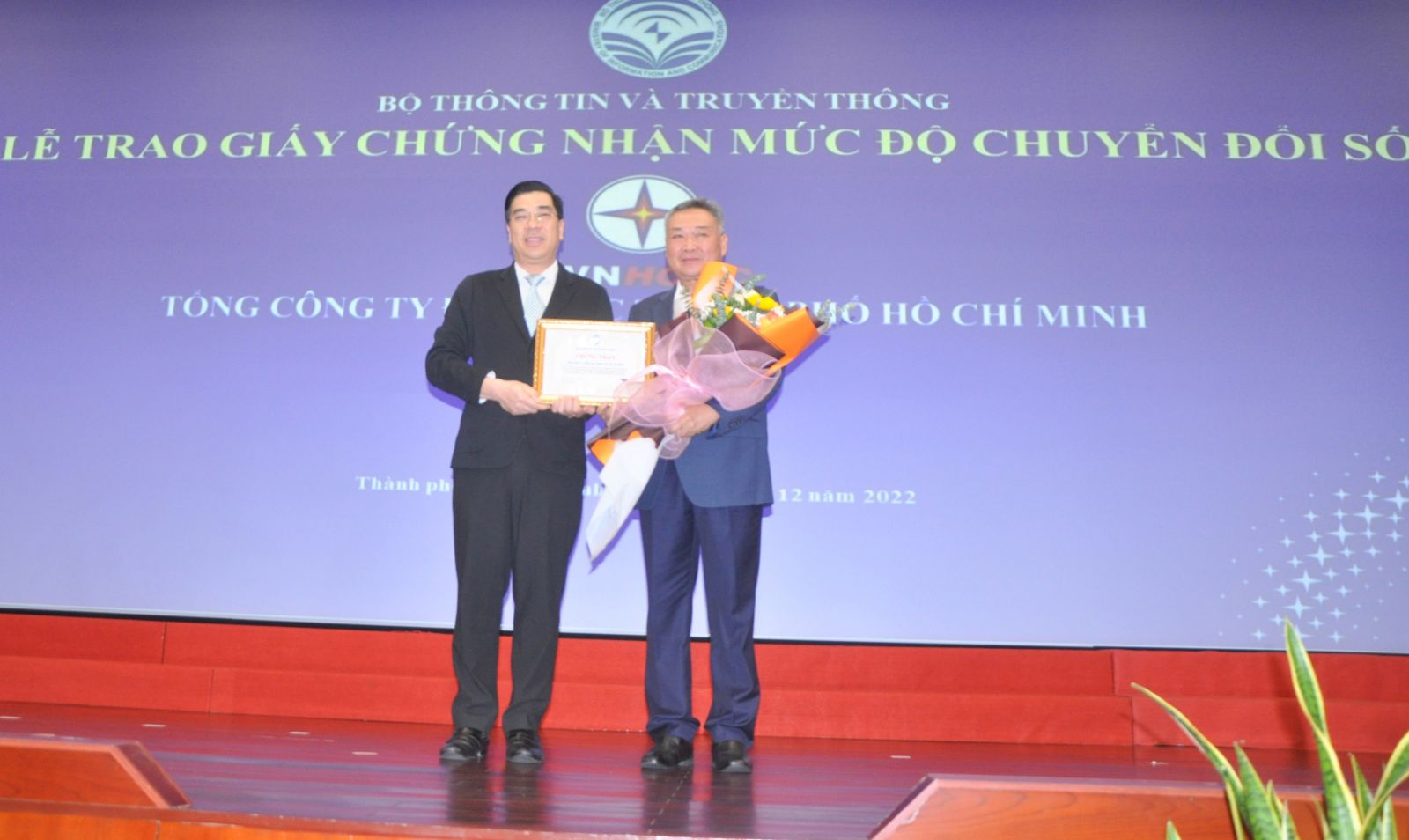 Ông Phạm Quốc Bảo – Chủ tịch HĐTV EVNHCMC (phải) đón nhận Giấy chứng nhận Doanh nghiệp số đầu tiên của cả nước.
