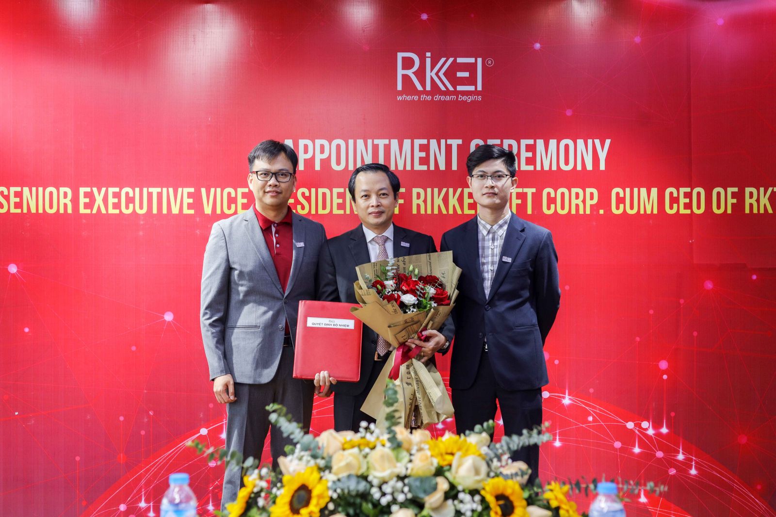 Chủ tịch Rikkeisoft Tạ Sơn Tùng (phải) và CEO Rikkeisoft Phan Thế Dũng (trái) trao quyết định bổ nhiệm cho ông Bùi Hoàng Tùng (giữa). 