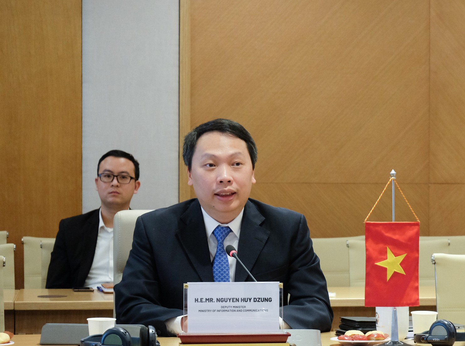 Thứ trưởng Bộ TT&TT Nguyễn Huy Dũng phát biểu tại tọa đàm