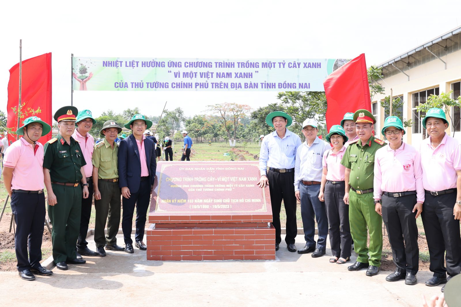 Lãnh đạo Tỉnh và Lãnh đạo CPV tham dự lễ phát động “Tết trồng cây đời đời nhớ ơn Bác Hồ và chương trình trồng 1 tỷ cây xanh “Vì một Việt Nam xanh