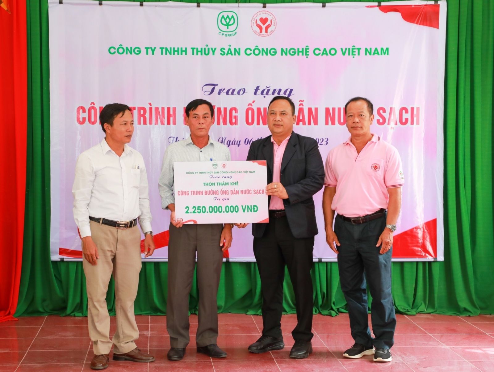 Ban lãnh đạo Công ty TNHH Thủy sản Công nghệ cao Việt Nam trao tặng bảng tượng trưng công trình đường ống dẫn nước sạch cho địa phương.