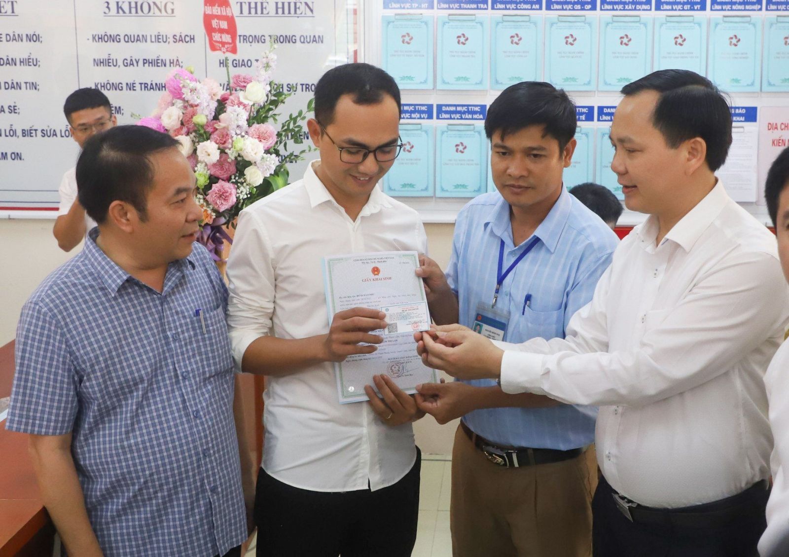 Trao giấy khai sinh, thẻ BHYT qua TTHC liên thông cho phụ huynh có con mới sinh tại tỉnh Hà Nam