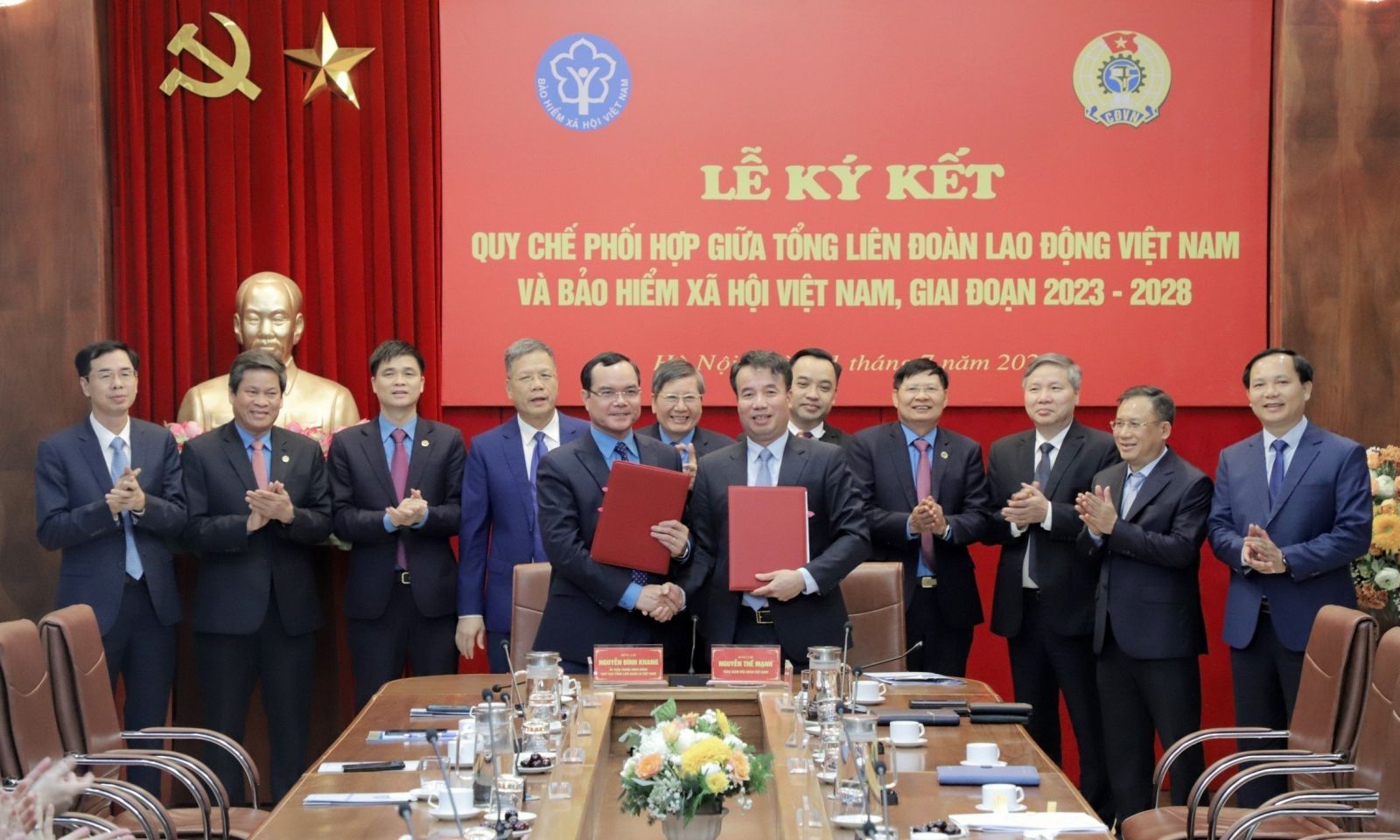 Chủ tịch Tổng LĐLĐ Việt Nam Nguyễn Đình Khang và Tổng Giám đốc Nguyễn Thế Mạnh đã ký Quy chế phối hợp công tác giữa BHXH Việt Nam và Tổng LĐLĐ Việt Nam giai đoạn 2023-2028.