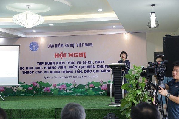 Bà Trần Thị Hồng Liên - Phó Giám đốc Văn phòng Giới sử dụng lao độngp/(VCCI) phát biểu tham luận tại hội nghị