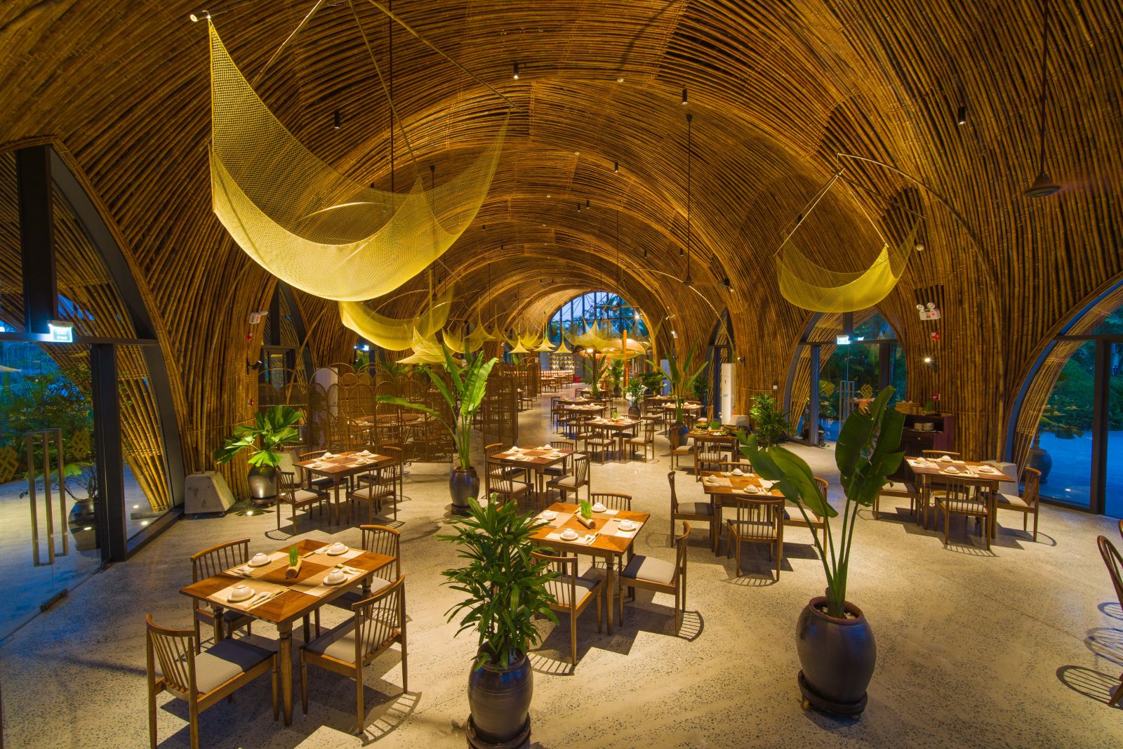 Không gian bên trong của nhà hàng Bếp Tre được thiết kế với cảm hứng từ các làng nghề truyền thống Hội An