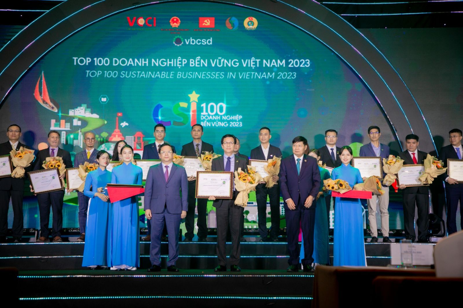 Ông Vũ Anh Tuấn- Đại diện C.P. Việt Nam nhận chứng nhận Top 100 doanh nghiệp bền vững Việt Nam