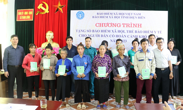 BHXH Điện Biên trao tặng sổ BHXH cho người dân có hoàn cảnh khó khăn trên địa bàn tỉnh Điện Biên