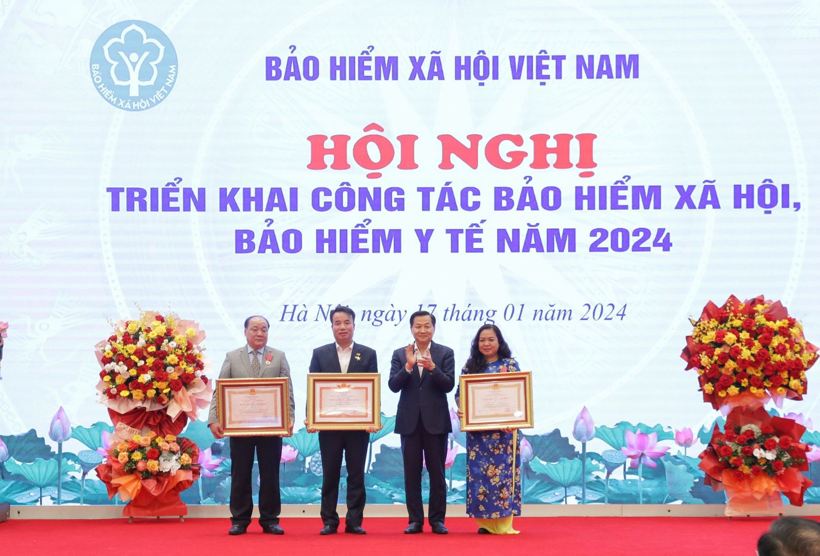  Phó Thủ tướng Lê Minh Khai trao tặng bằng khen cho BHXH Việt Nam