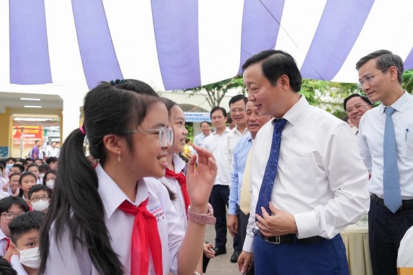 Phó Thủ tướng Trần Hồng Hà nói chuyện với các em học sinh trường THCS Đoàn Thị Điểm (Ảnh: Báo Dân trí)
