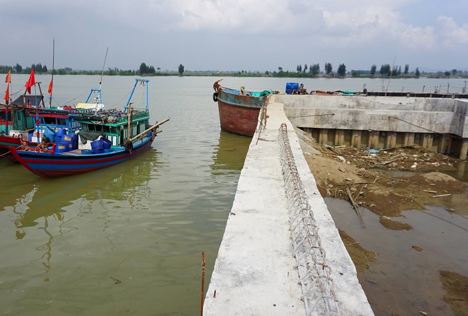 Công trình trái phép trên không chỉ vi phạm luật mà còn làm cản chở việc ra vào của tàu thuyền tại phường Quảng Tiến