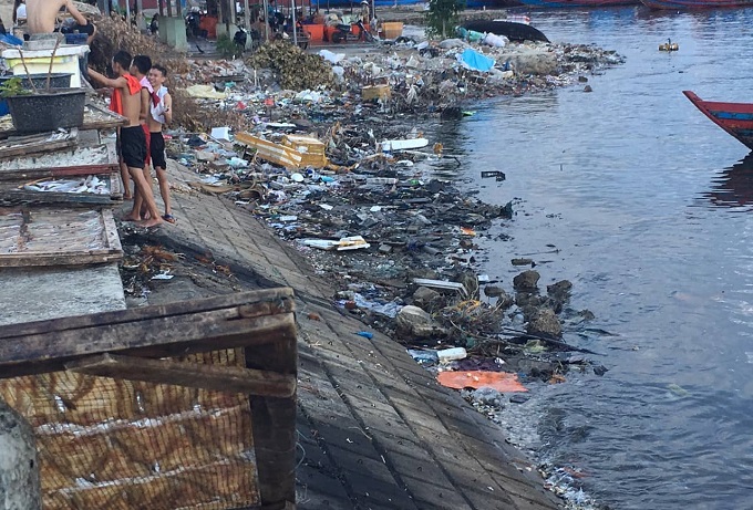Trước đó, báo Diễn đàn doanh nghiệp đã phản ánh về tình trạng ô nhiễm dai dẳng tại cảng cá lớn nhất Thanh Hóa