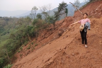 Thi công đập thủy lợi, nhà thầu đổ đất thải “bức tử” suối Khoàng Khọ ở Lai Châu