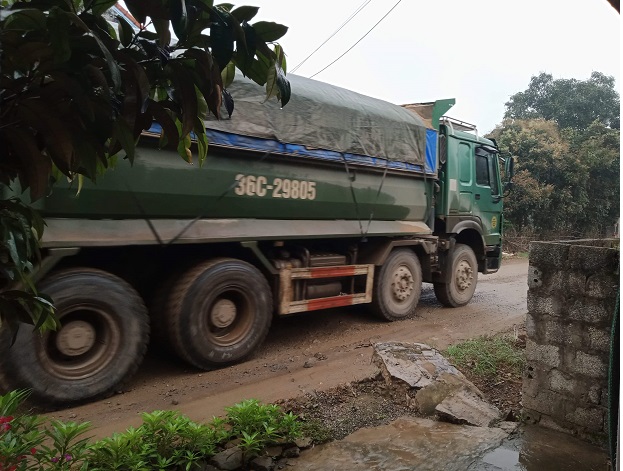xe chở cao quá thành thùng chạy rầm rập suốt ngày đêm qua tuyến đường Vân Yên Sơn khiến người dân lo lắng, bất an