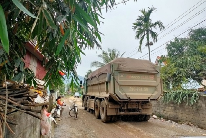 Những xe trọng tải lớn vào điểm tập kết cát của dự án nạo vét tại xã Cẩm Yên chạy rầm rập suốt ngày đêm