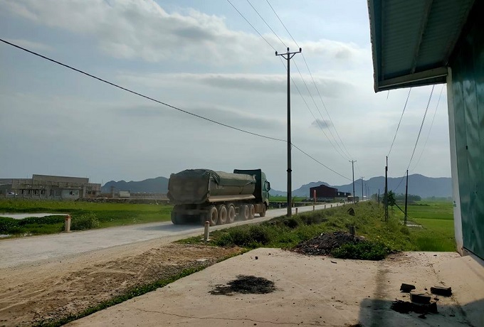 Xe có tải trọng lớn, che phủ bạt sơ sài chạy trên tuyến đường liên xãp/đi qua địa bàn xã Quý Lộc