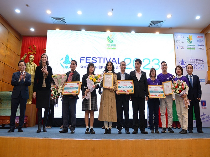 ảnh TOP 3 của Chương trình Phát triển Dự án Khởi nghiệp Quốc gia năm 2022 nhận giải thưởng tại Chương trình Festival Khởi nghiệp 2023)