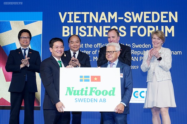 Thủ tướng Nguyễn Xuân Phúc và Thủ tướng Thụy Điển Stefan Löfven chứng kiến lễ ký kết một số văn kiện hợp tác giữa các doanh nghiệp hai nước - Ảnh: VGP