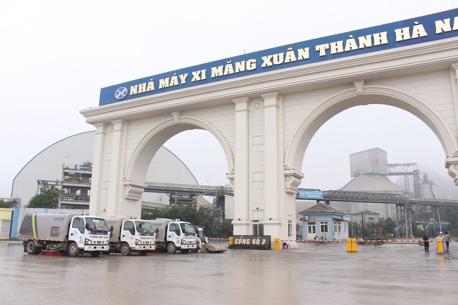 Đội xe quét dọn, vệ sinh môi trường của nhà máy Xi măng Xuân Thành Hà Nam.