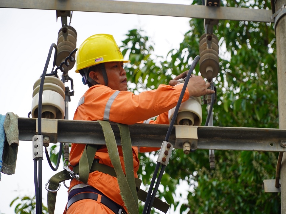 Công nhân Điện lực TP Hạ Long xử lý khiếm khuyết trên đường dây 22kV