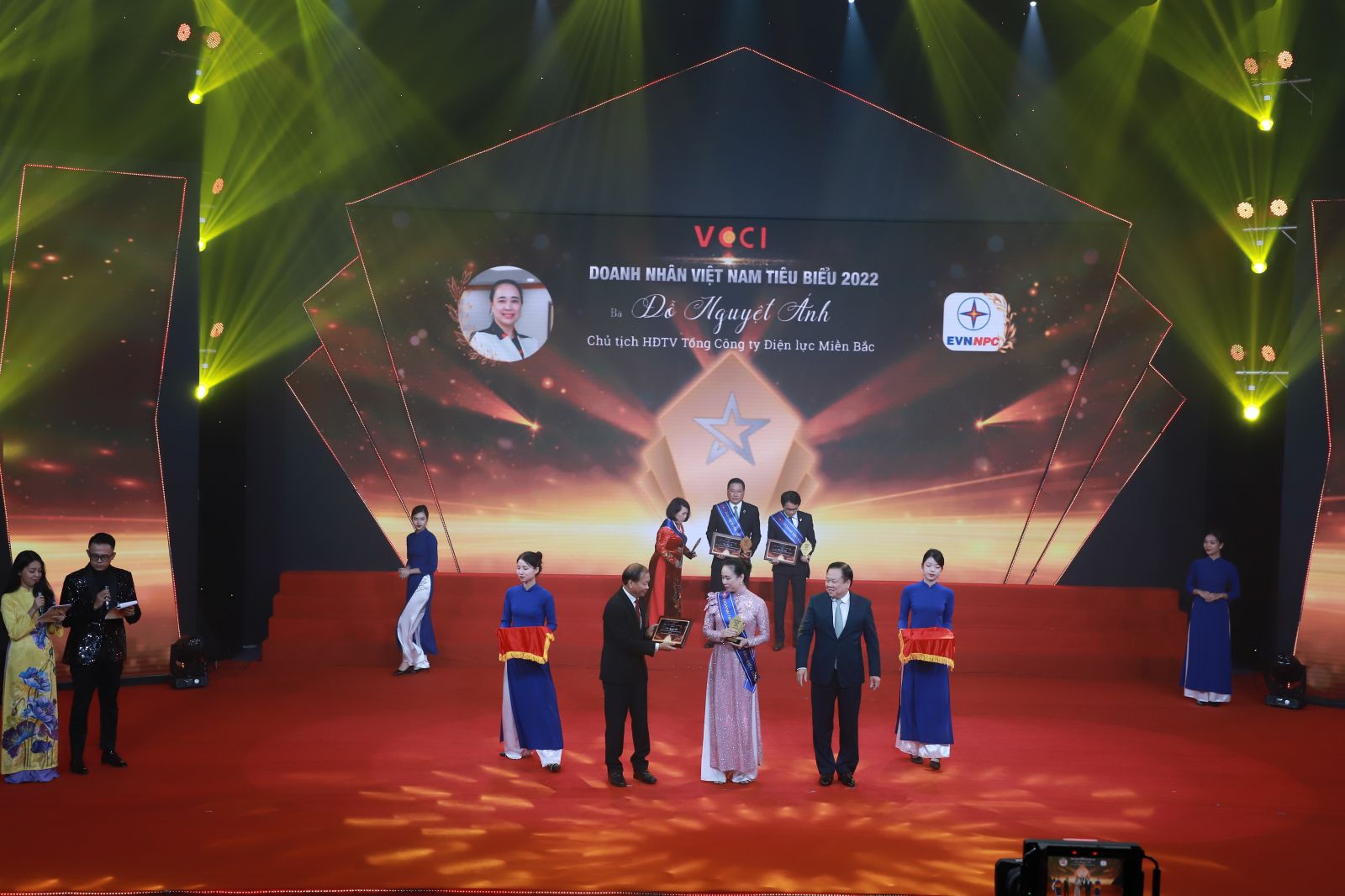 Bà Đỗ Nguyệt Ánh vinh dự được vinh danh Doanh nhân tiêu biểu năm 2022