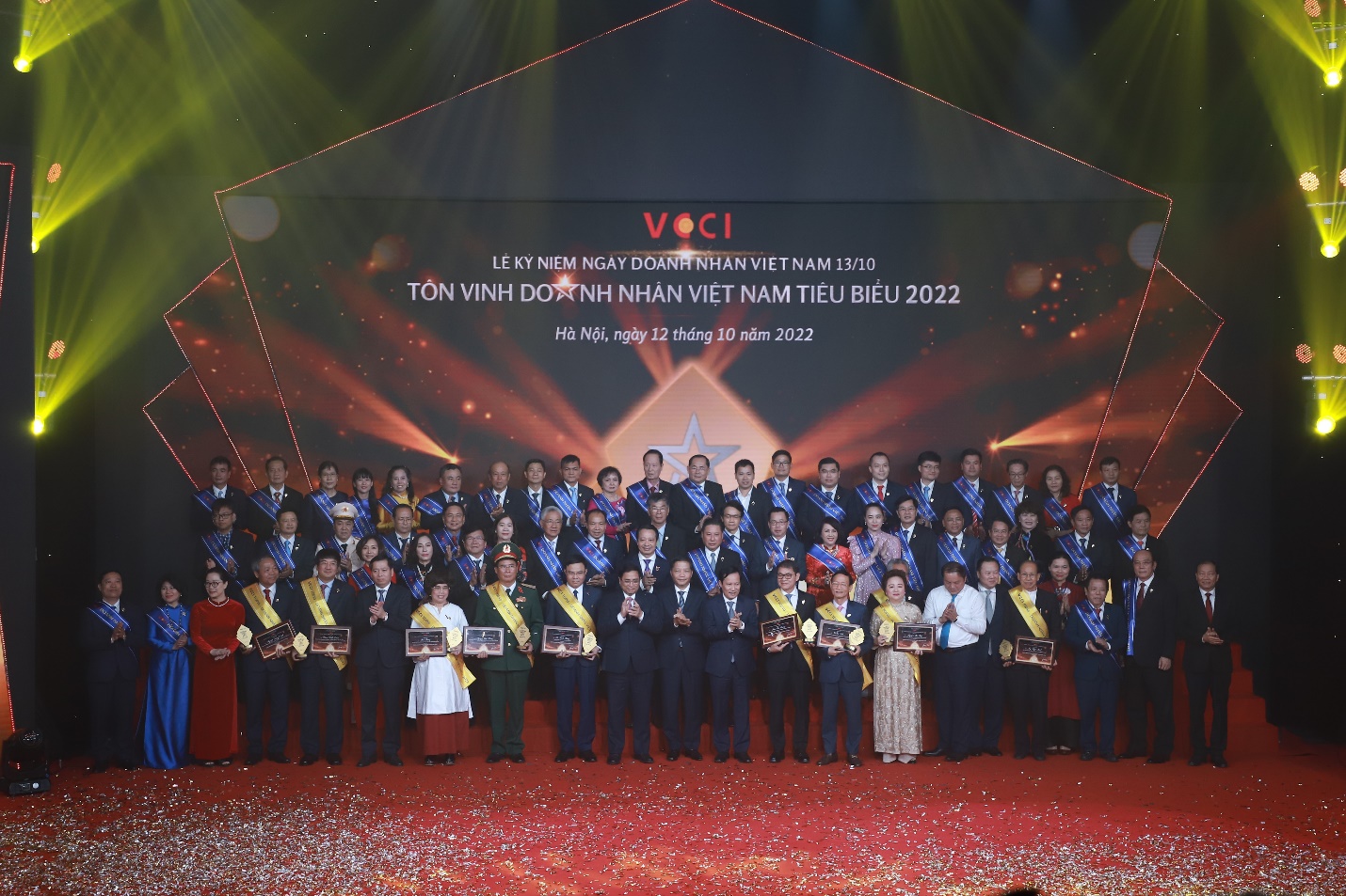 Thủ tướng Chính phủ Phạm Minh Chính chụp ảnh lưu niệm với 60 Doanh nhân tiêu biểu Việt Nam 2022