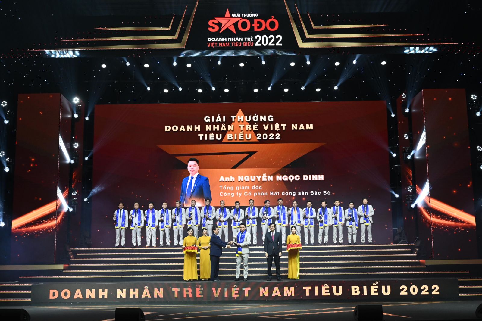 Ông Nguyễn Ngọc Dinh - Tổng Giám đốc Công ty Cổ phần Bất động sản Bắc Bộ vinh dự được trao tặng giải thưởng Doanh nhân trẻ Việt Nam tiêu biểu năm 2022. 