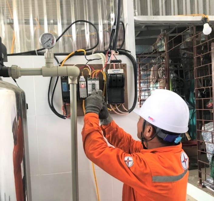 Công nhân Điện lực TP Điện Biên Phủ sửa chữa dây sau công tơ