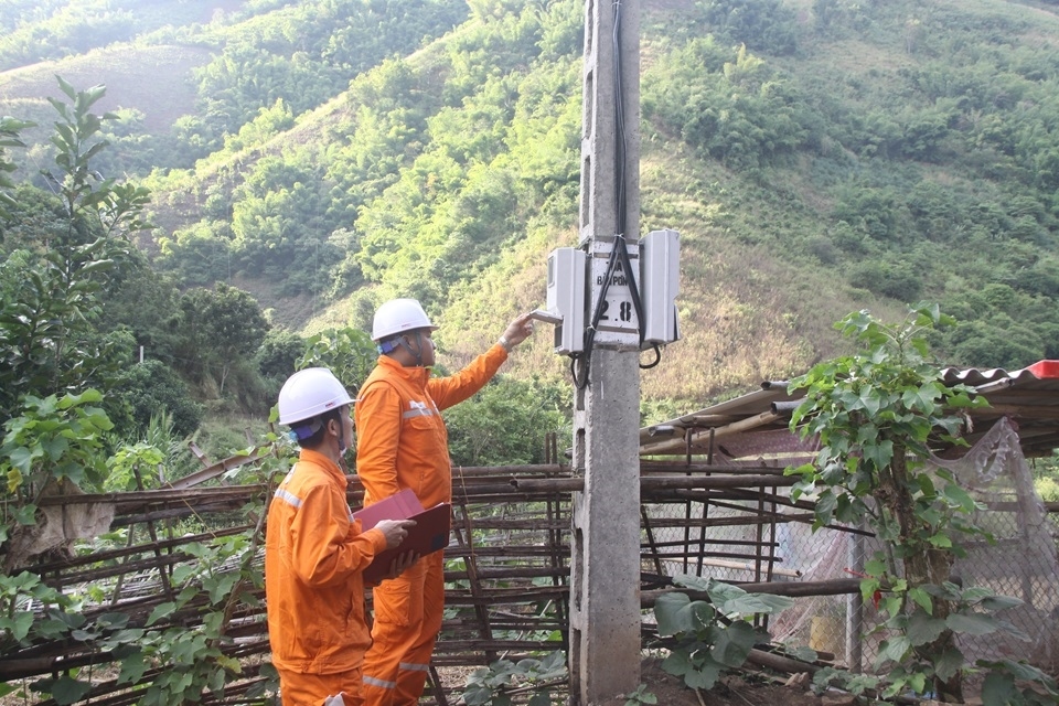 Công nhân Điện lực khu vực Mai Sơn - Yên Châu kiểm tra hệ thống đo đếm