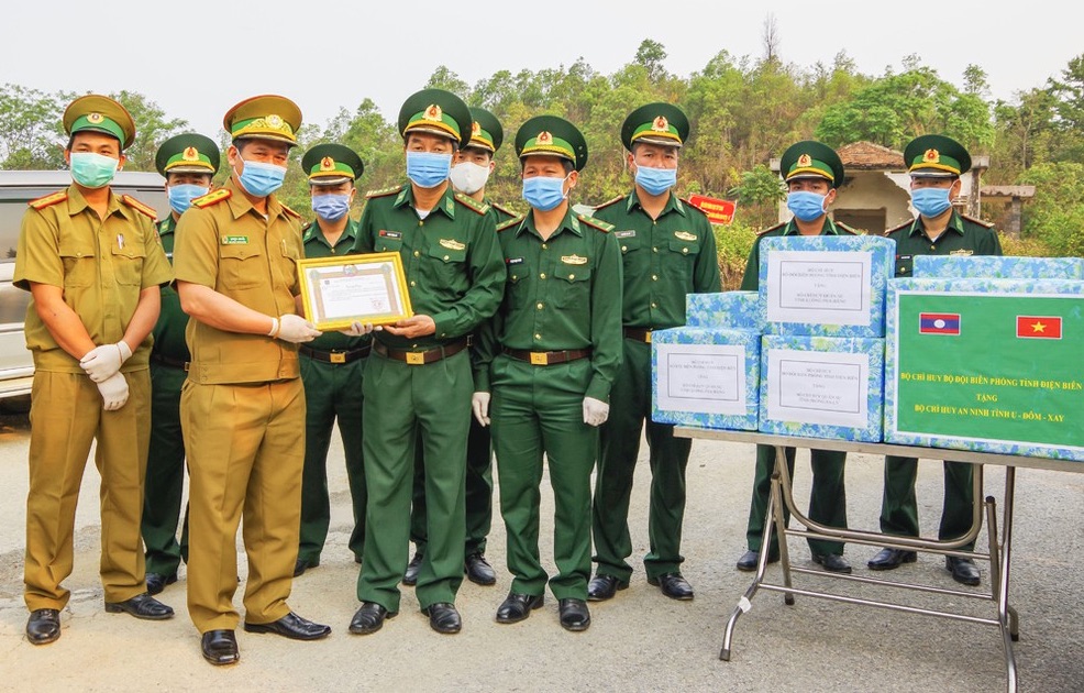 Bộ đội Biên phòng tỉnh Điện Biên trao tặng vật chất phòng chống dịch cho Ty an ninh tỉnh Phong Sa Ly (Lào).
