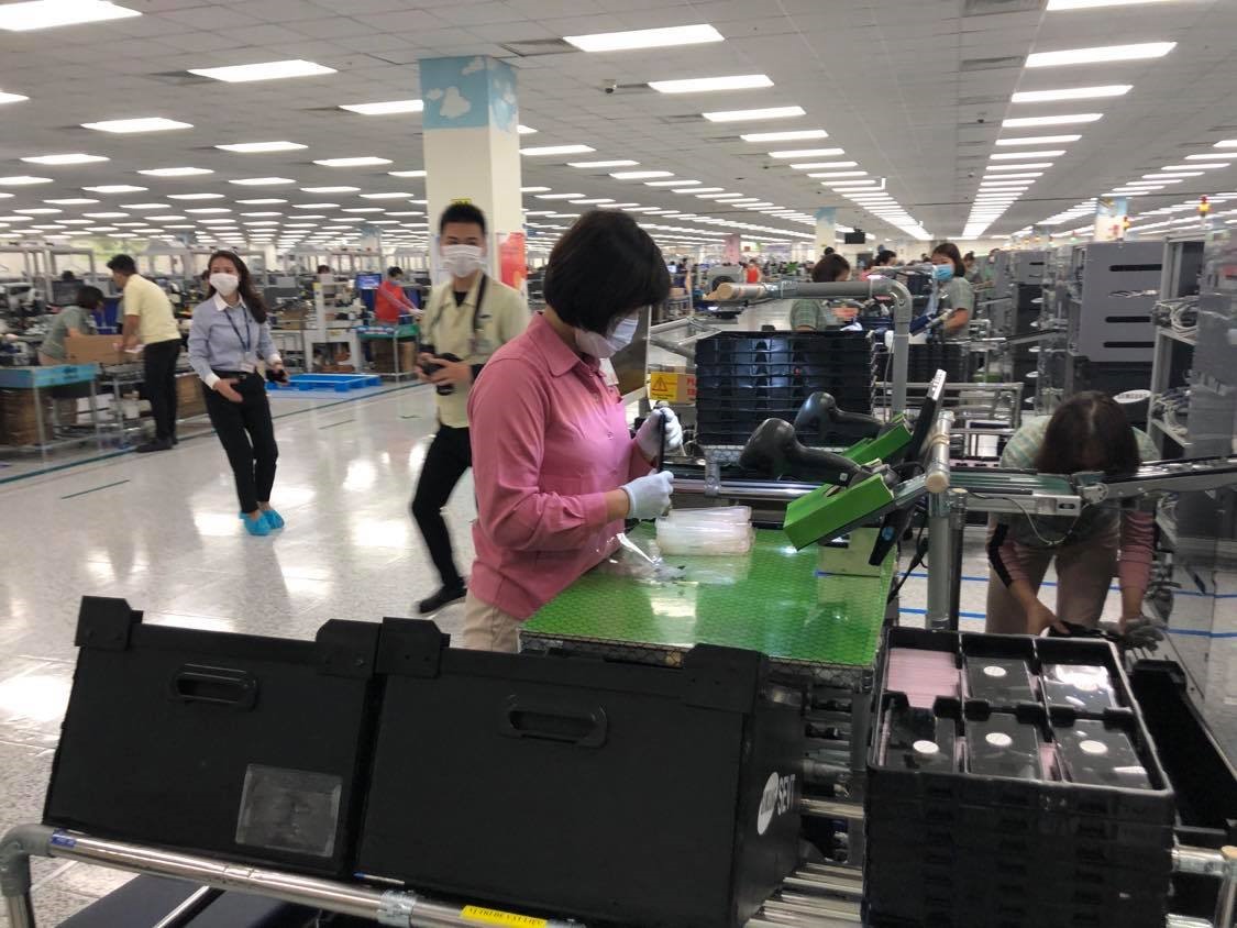 Chính quyền tỉnh Thái Nguyên có các chính sách phù hợp đồng hành cùng doanh nghiệp vượt qua khó khăn do ảnh hưởng của dịch COVID-19. (Công nhân nhà máy Samsung Thái Nguyên đang làm việc tại nhà máy)