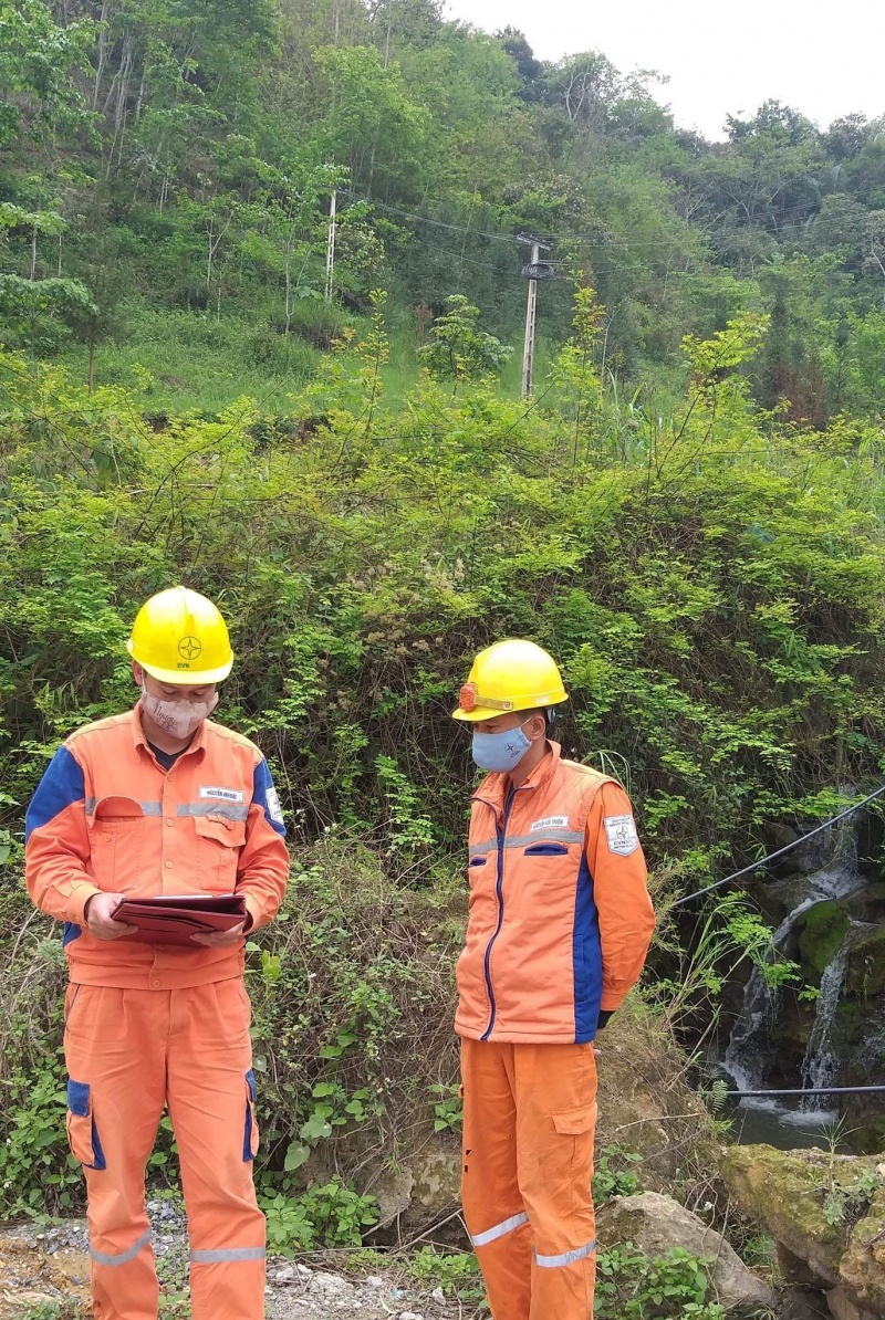 Cán bộ Công ty ty điện lực Lào Cai đang thực hiện công tác bảo đảm an toàn điện lưới, đủ cung cấp cho nhân dân