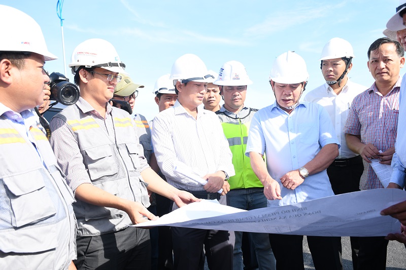 Chủ tịch UBND tỉnh Quảng Ngãi Đặng Văn Minh trong chuyến đi kiểm tra một công trình trọng điểm của tỉnh.