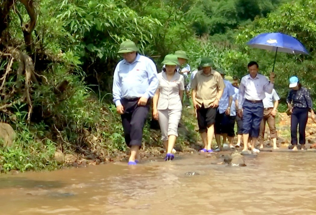 Các ĐBQH tỉnh Quảng Ninh khoá XIV trên đường đến xã vùng cao Thanh Lâm (huyện Ba Chẽ) để tiếp xúc cử tr
