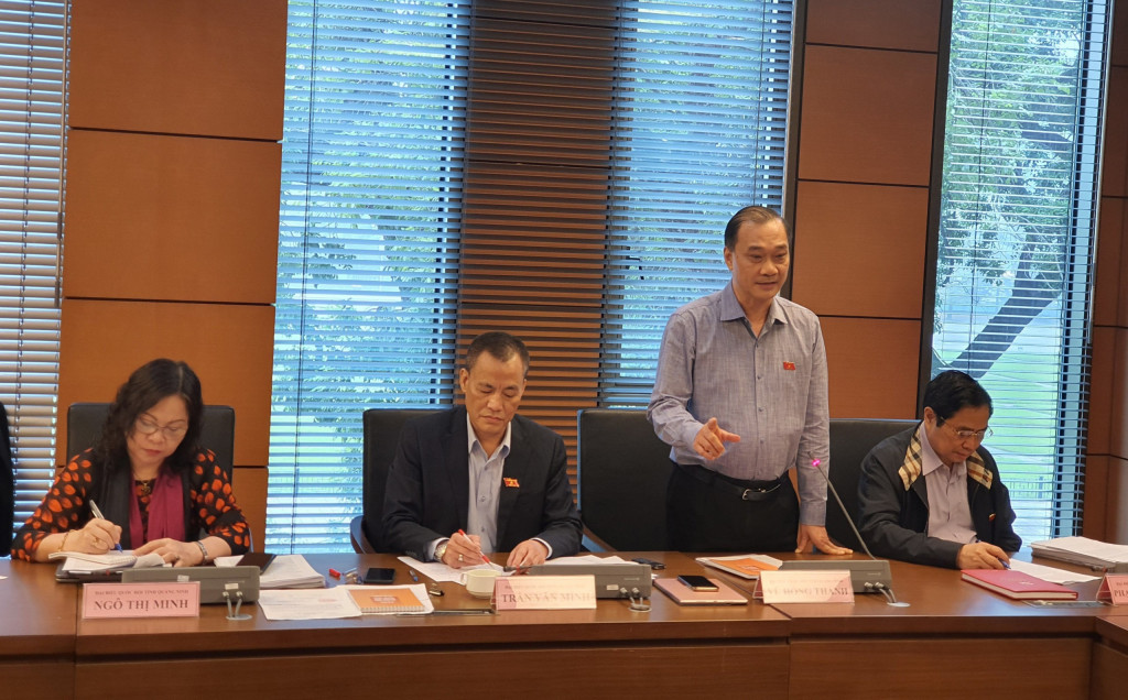 Đoàn ĐBQH tỉnh Quảng Ninh khóa XIV tích cực tham gia ý kiến tại phiên thảo luận tổ Kỳ họp thứ 10.