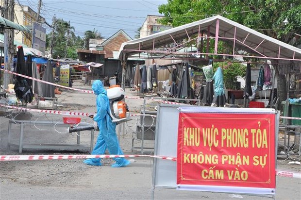 Phun thuốc khử khuẩn ở chợ Ba Dừa ở xã Long Trung, huyện Cai Lậy, tỉnh Tiền Giang